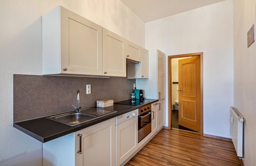 Mühlhausen Apartment | Apartment City-Apartments Fewo Paris with Pool, Garden & Wi-Fi
