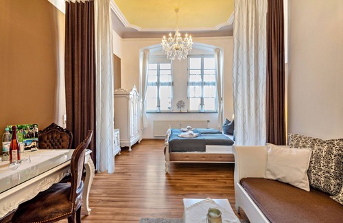 Mühlhausen Apartment | Apartment City-Apartments Fewo Paris with Pool, Garden & Wi-Fi