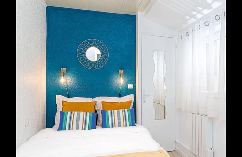 Les Iles Apartment | Apartment-City-Ensuite with Shower-Courtyard view