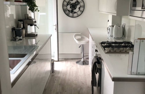 Central Aberdeen Apartment | Apartment close to Aberdeen Royal Infirmary and lovely parks.