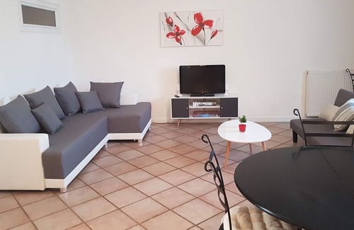 Crest Apartment | Apartment-Comfort-Ensuite-Courtyard view