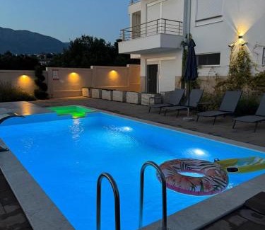 Utjeha Hladna Uvala House | Apartment Complex with Pool in Bar, Montenegro