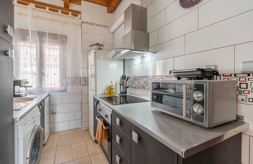 Ambroz Apartment | Apartment 'Con Vistas A La Piscina' with Mountain View, Wi-Fi and Air Conditioning