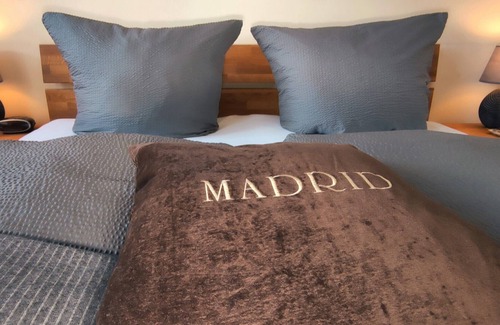 Mühlhausen Apartment | Apartment City-Apartments Fewo Madrid with Pool, Garden & Wi-Fi