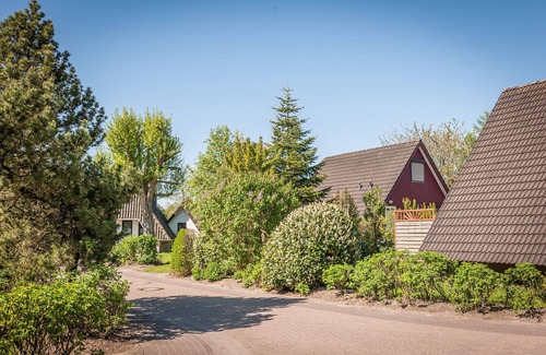Dorumer Neufeld Apartment | Apartment Achtern Diek 2-30, cozy and with a view of the dike.