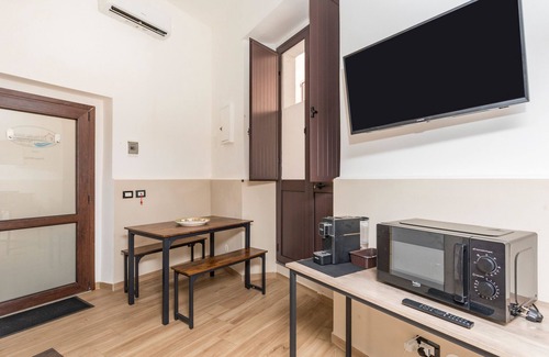 Acireale Apartment | Apartment 'Del Tocco' with Wi-Fi and Air Conditioning