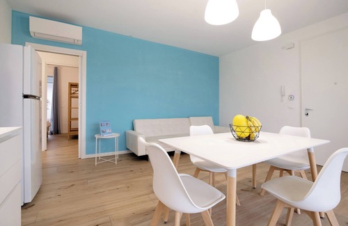 Lido di Jesolo Apartment | Apartment 'Deluxe 6' with Shared Garden, Wi-Fi and Air Conditioning