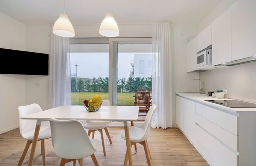Lido di Jesolo Apartment | Apartment 'Deluxe 6' with Shared Garden, Wi-Fi and Air Conditioning