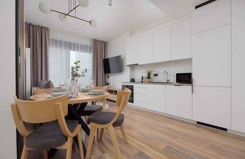 Centrum Apartment | Apartment Deluxe Towarowa Towers Warsaw with Parking & AC by Renters Prestige