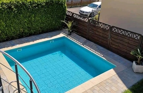 Region Hannover District Apartment | Apartment 'Dini's Ferienwohnung' with Shared Pool