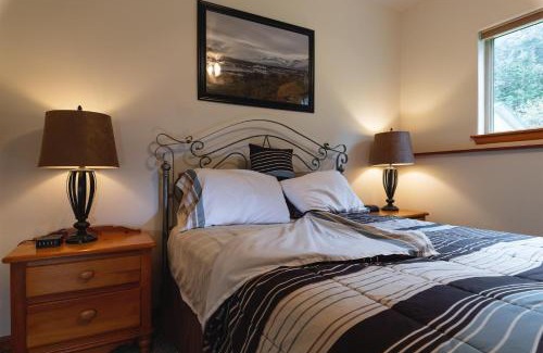 Haines Apartment | Apartment Dolphin House