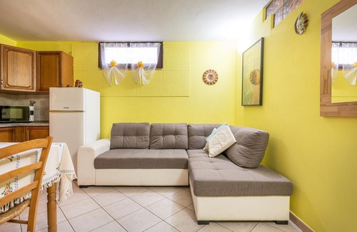 Castiadas Apartment | Apartment "Domus Blanca Ivan" with Wi-Fi & Garden