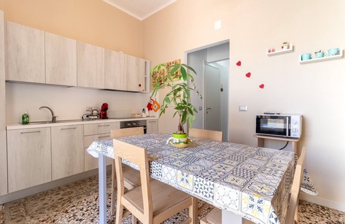 Mottola Apartment | Apartment 'Dormiamoci Sù' with Balcony, Wi-Fi and Air Conditioning