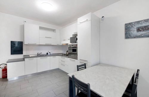 Albate Apartment | Apartment 'Easy Como Stay Con Parcheggio' with Shared Terrace, Wi-Fi and Air Conditioning