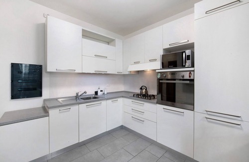 Albate Apartment | Apartment 'Easy Como Stay Con Parcheggio' with Shared Terrace, Wi-Fi and Air Conditioning