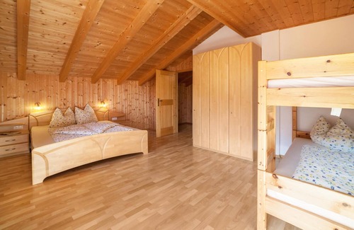 Moso in Passiria Apartment | Apartment "Egarthof Ferienwohnung Edelweiss" with Mountain View, Wi-Fi, Balcony & Garden