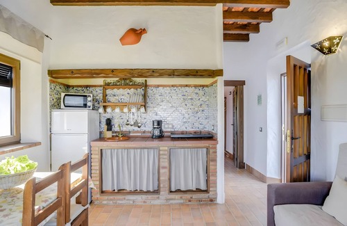 Barbate Apartment | Apartment 'El Manzano' with Shared Pool, Wi-Fi and Air Conditioning