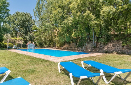 La Zubia Apartment | Apartment 'El Tinao' with Mountain Views, Shared Pool and Wi-Fi