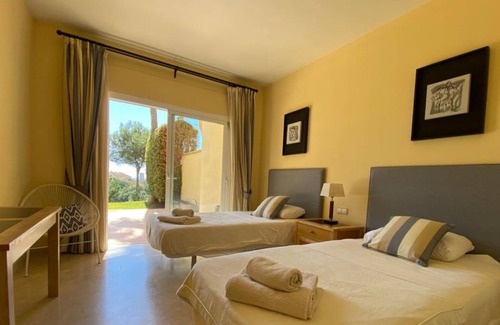 Elviria Apartment | Apartment 'En Elviria Hills' with Lake View, Wi-Fi and Air Conditioning