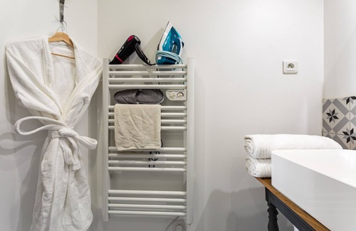 Dinan - Saint-Malo Apartment | Apartment-Ensuite with Shower-Courtyard view