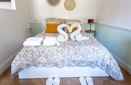 Dinan - Saint-Malo Apartment | Apartment-Ensuite with Shower-Courtyard view