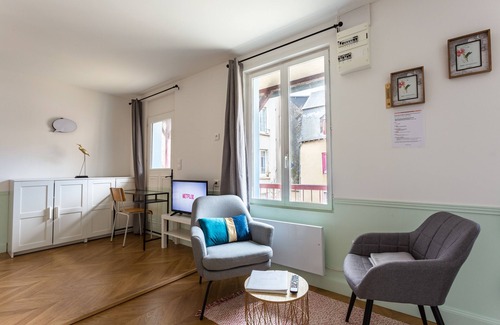 Dinan - Saint-Malo Apartment | Apartment-Ensuite with Shower-Courtyard view