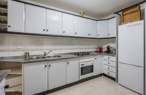 Churriana de la Vega Apartment | Apartment 'Apartamento Centrico En Churriana' with Wi-Fi and Air Conditioning