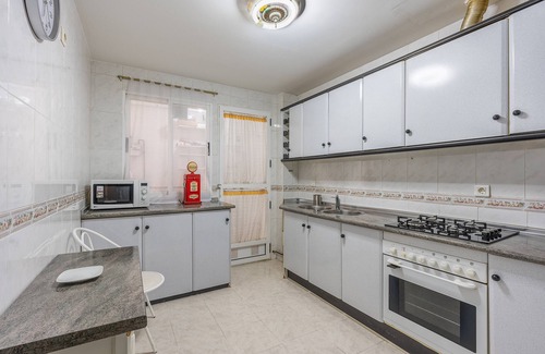 Churriana de la Vega Apartment | Apartment 'Apartamento Centrico En Churriana' with Wi-Fi and Air Conditioning