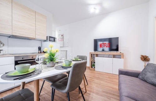Brescia Apartment | Apartment 'Essenza Moderna' with Balcony, Wi-Fi and Air Conditioning