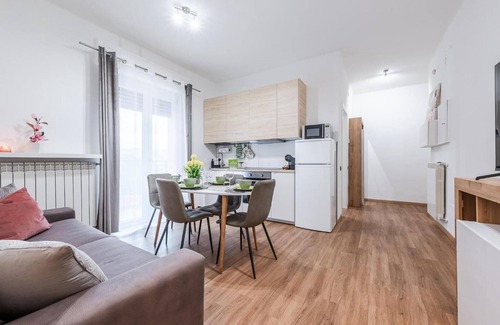 Brescia Apartment | Apartment 'Essenza Moderna' with Balcony, Wi-Fi and Air Conditioning