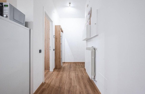 Brescia Apartment | Apartment 'Essenza Moderna' with Balcony, Wi-Fi and Air Conditioning