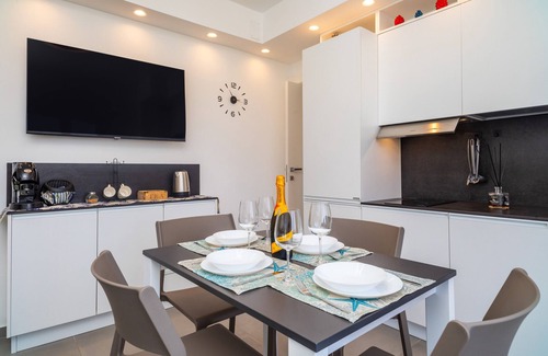 Fondachello Apartment | Apartment 'Etnabeach - Fondachello' with Mountain View, Wi-Fi and Air Conditioning