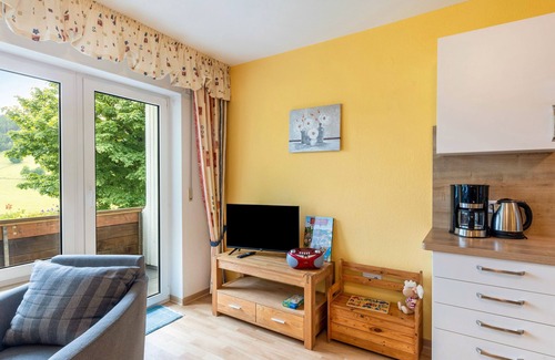 Oberhenneborn Apartment | Apartment 'Eulennest' with Mountain View, Shared Garden and Wi-Fi
