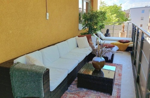 Rhein-Erft-Kreis District Apartment | Apartment 'Familienfreundliche Wohnung' with Balcony and Wi-Fi