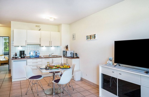 Alt Gaarz Apartment | Apartment 'Ferienwohnung Am Salzhaff B6' with Sea View, Balcony and Wi-Fi