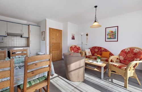 Hamswehrum Apartment | Apartment 'Ferienhaus Seehund' with Private Terrace, Shared Garden and Wi-Fi
