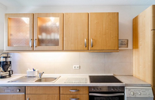 Jever Apartment | Apartment 'Ferienhaus Hannelore' with Private Terrace, Private Garden and Wi-Fi