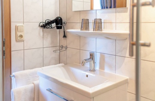 Sasbachwalden Apartment | Apartment 'Ferienwohnung Nr 2' with Shared Garden, Wi-Fi and Air Conditioning