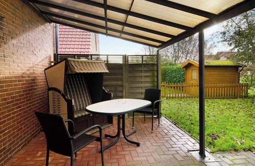 Wangerland Apartment | Apartment 'Ferienwohnung Strandkorb' with Private Terrace and Wi-Fi