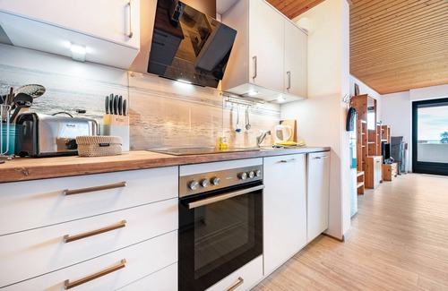 Schillig Apartment | Apartment 'Ferienwohnung 25 Strandkorb, 50 Qm' with Sea View, Balcony and Wi-Fi