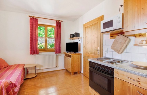 Eschlkam Apartment | Apartment 'Ferienwohnung 4' with Shared Garden, Balcony and Wi-Fi