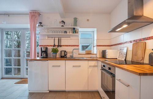 Neufeld Apartment | Apartment 'Ferienwohnung Hafen' with Private Garden and Wi-Fi