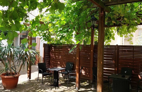 Pirna Apartment | Apartment 'Ferienwohnung Weisses Ross 2' with Shared Terrace and Wi-Fi