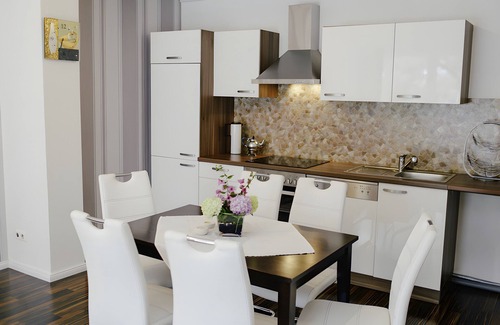 Wiesmoor Apartment | Apartment 'Ferienwohung An Der Kastanie' with Private Terrace, Private Garden and Wi-Fi