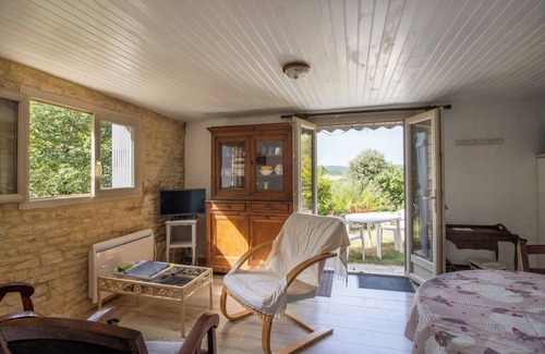 Cenac-et-Saint-Julien Apartment | Apartment 'Lalande' with Shared Pool, Shared Terrace and Wi-Fi