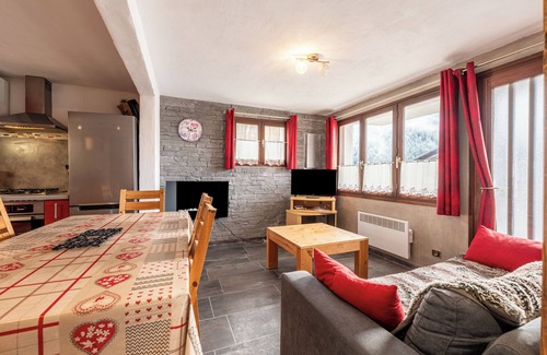 Champagny-en-Vanoise Apartment | Apartment 'Chalet Le Chamois' with Mountain View, Private Terrace and Wi-Fi
