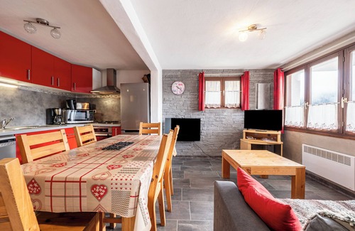 Champagny-en-Vanoise Apartment | Apartment 'Chalet Le Chamois' with Mountain View, Private Terrace and Wi-Fi