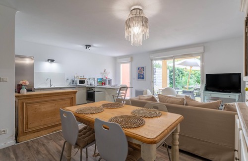 L'Isle-sur-la-Sorgue Apartment | Apartment 'Un Temps Pour Soi' with Private Terrace, Private Garden and Wi-Fi