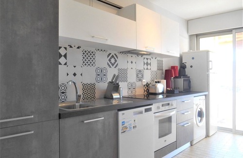 Mandelieu-La-Napoule Apartment | Apartment "Le Jean Bart" with pool and views of Cannes Marina