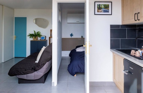 Mandelieu-La-Napoule Apartment | Apartment with terrace in quiet Estérel area, swimming pool, tennis court and pétanque area